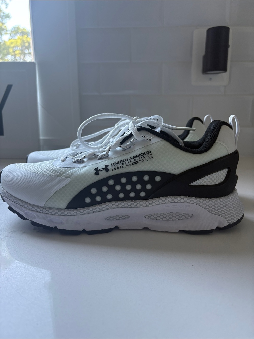 Never Worn✨Under Armour White and Black Performance Running Shoes